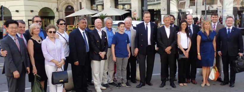 Karl von Habsburg mit einigen Teilnehmern des Prayer's Breakfast am Neuen Markt, Wien