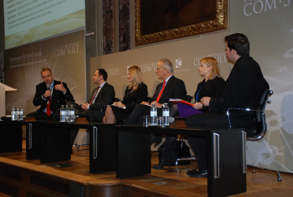 Das Panel - Moderator war Paneuropa-Präsident Karl von Habsburg. © lukasmandl.eu