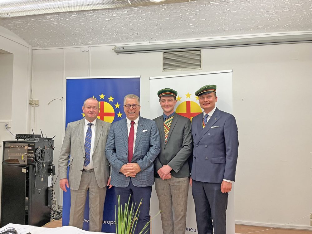 The speaker Franz Sedelmayer (with red tie) with representatives of the inviting organisations. To the right of Sedelmayer are the Senior of KÖL-Maximiliana, Martin Johannes Gruber, and Maximilian Schmid, President of Paneuropa Youth and also a member of Maximiliana. On the far left, Rainhard Kloucek, President of the Paneuropa Movement Austria.