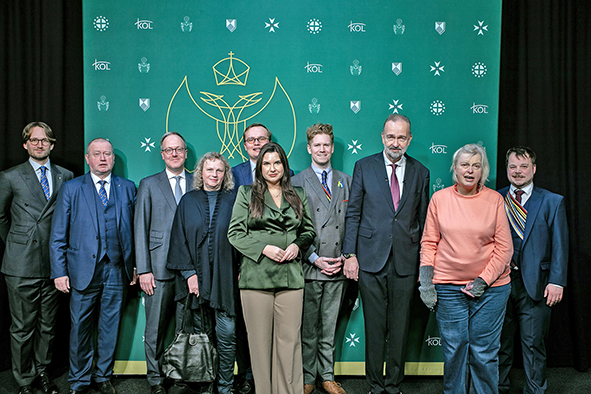 Der Ehrenpräsident der Paneuropabewegung Österreich Karl von Habsburg mit Vertretern der Paneuropa-Union, wie beispielsweise der Vizepräsidentin der Paneuropa-Union Walburga Habsburg Douglas (seine Schwester) oder der österreichische Nationalratsabgeordnete (Neos) Dominik Oberhofer (Dritter von links).