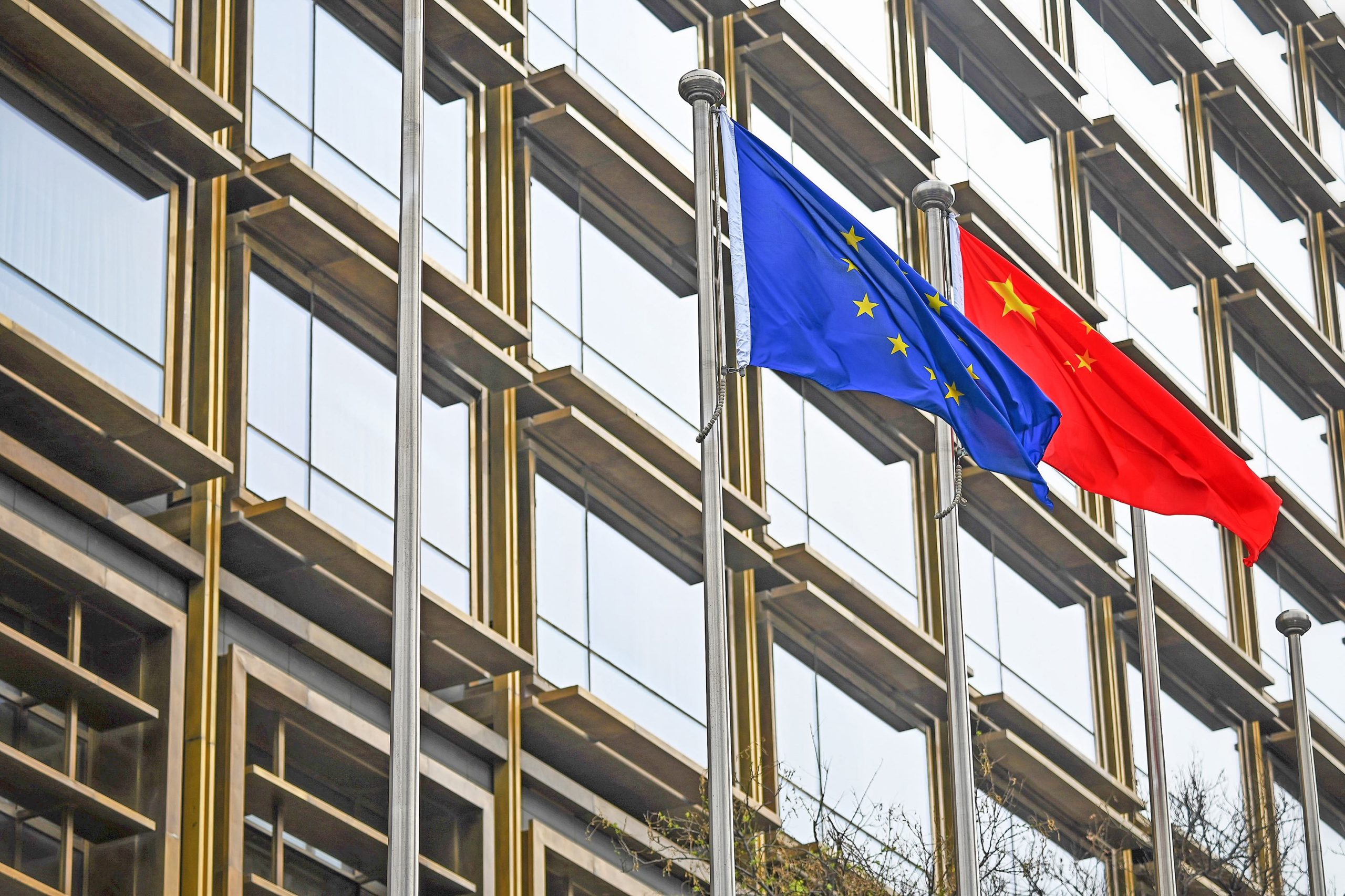 What unites China and Russia (the image on the left shows the EU flag next to the Chinese flag) is the endeavour to undermine the rules-based order and the Western way of life based on democracy and freedom.